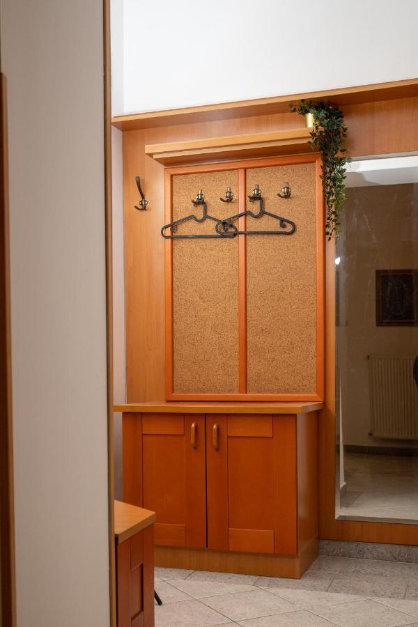 Emerald Suite With Free Parking Boedapest Buitenkant foto