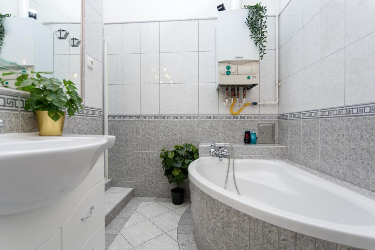 Emerald Suite With Free Parking Boedapest Buitenkant foto