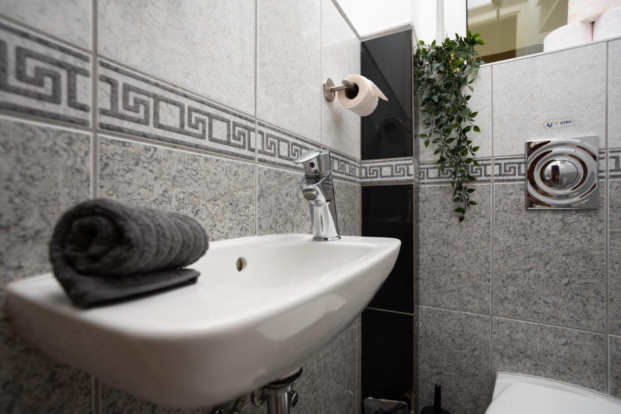 Emerald Suite With Free Parking Boedapest Buitenkant foto