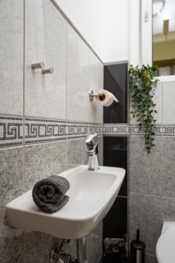Emerald Suite With Free Parking Boedapest Buitenkant foto